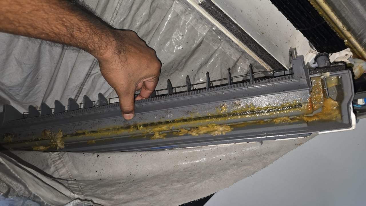 Split aircond cleaning process during RumahPro Malaysia service call