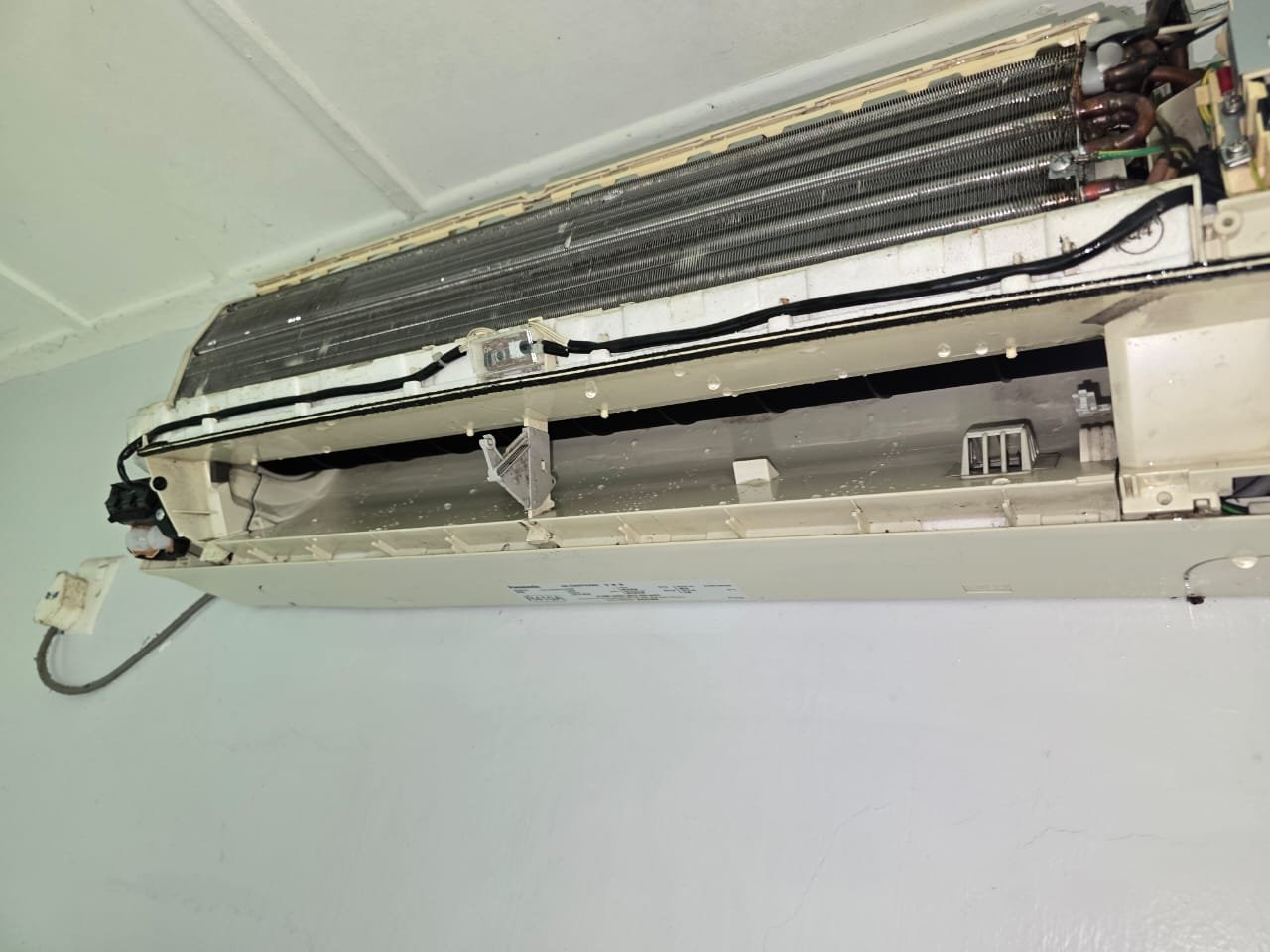 Split aircond cleaning by RumahPro technician in Malaysian condominium