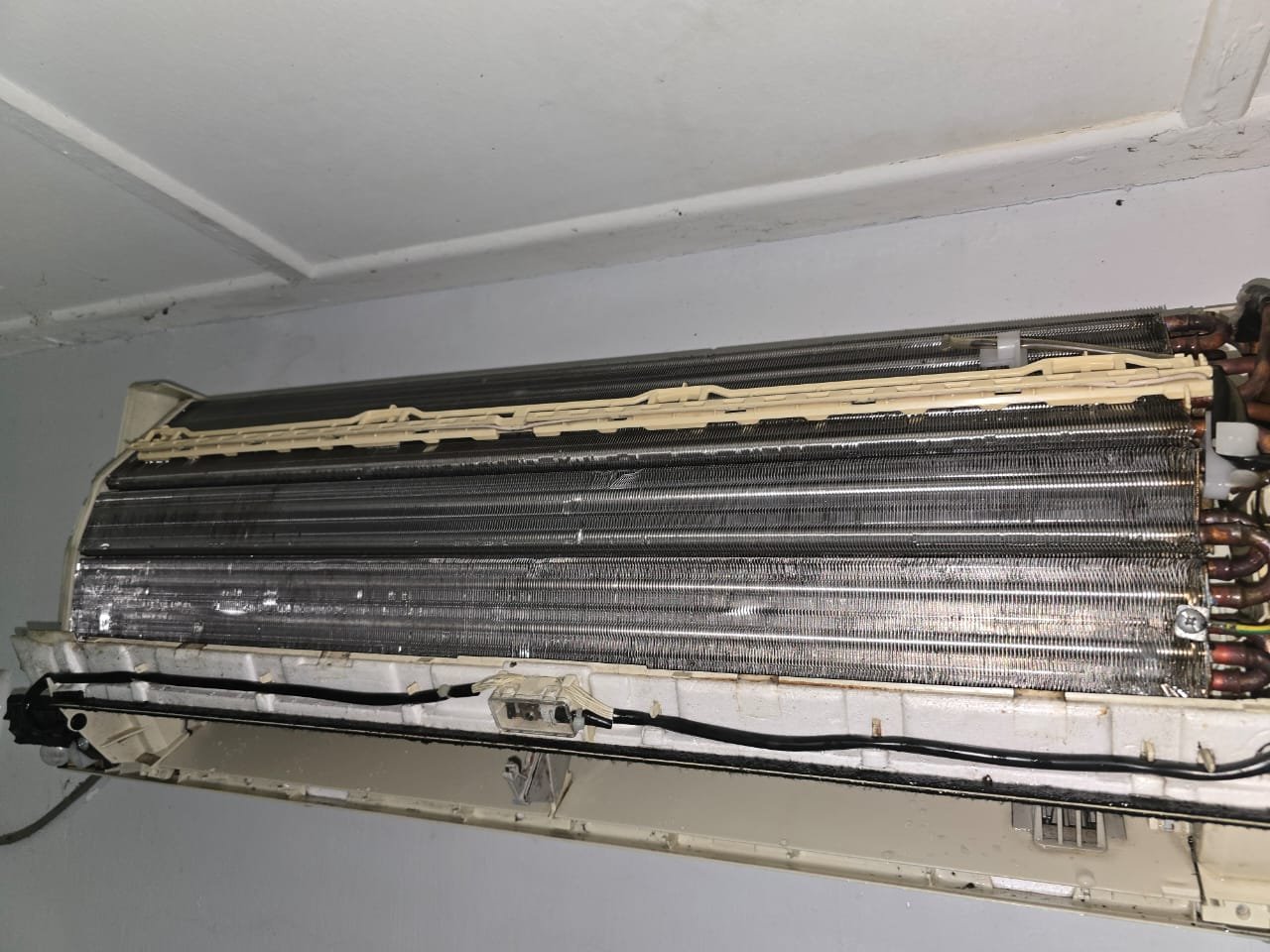 Split aircond cleaning service by RumahPro Kuala Lumpur