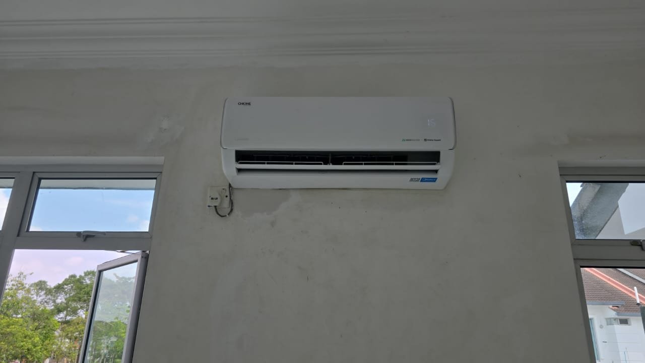 Split aircond mounted on wall by RumahPro Malaysia technician