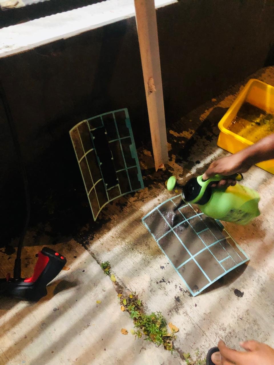 Split aircond mesh filter wash by RumahPro technician