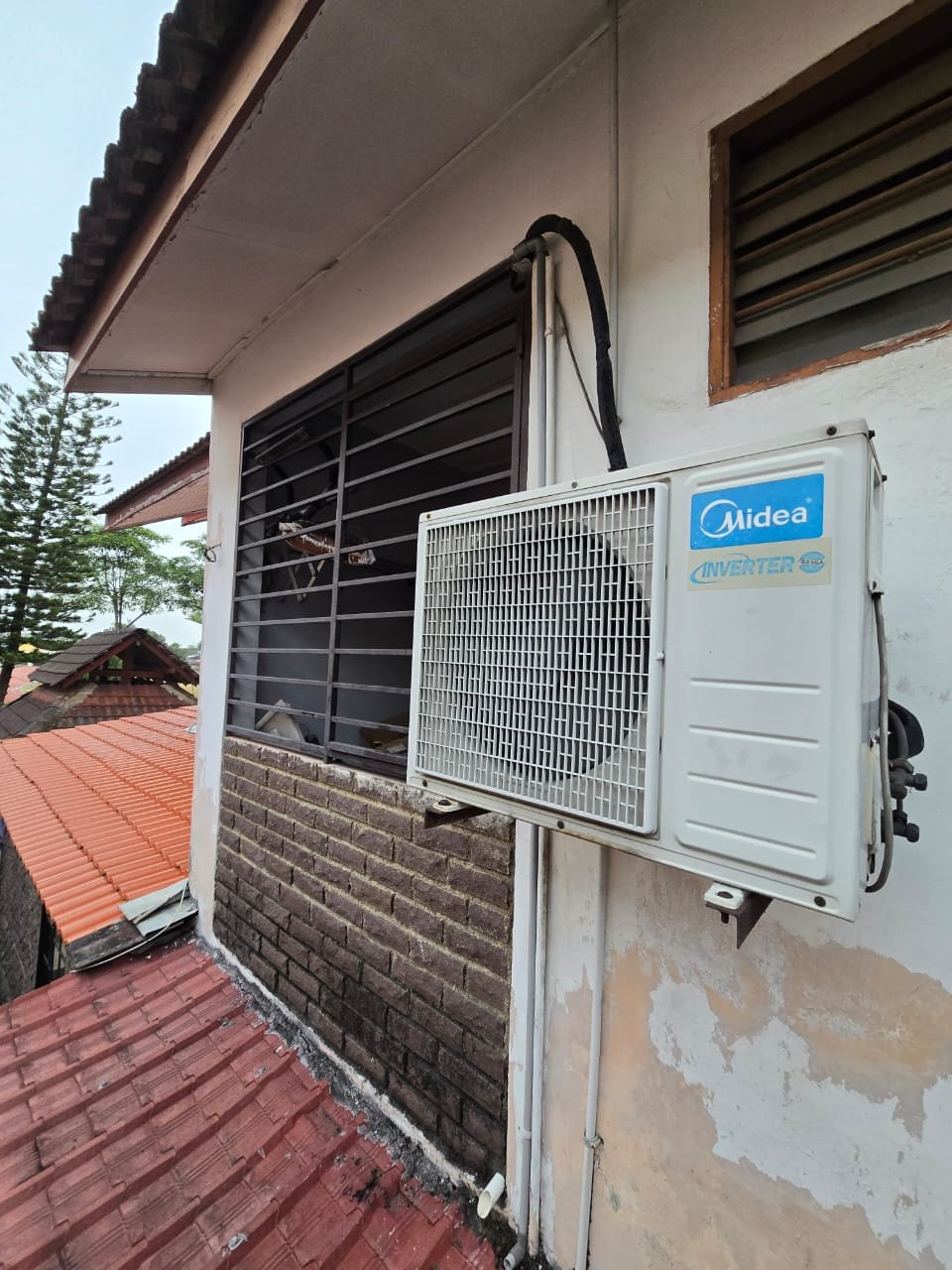 Split aircond outdoor unit mounted on external wall bracket in Johor Bahru, RumahPro