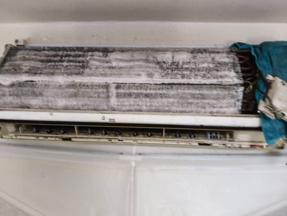 Split aircond service call by RumahPro Malaysia technician in Kuala Lumpur